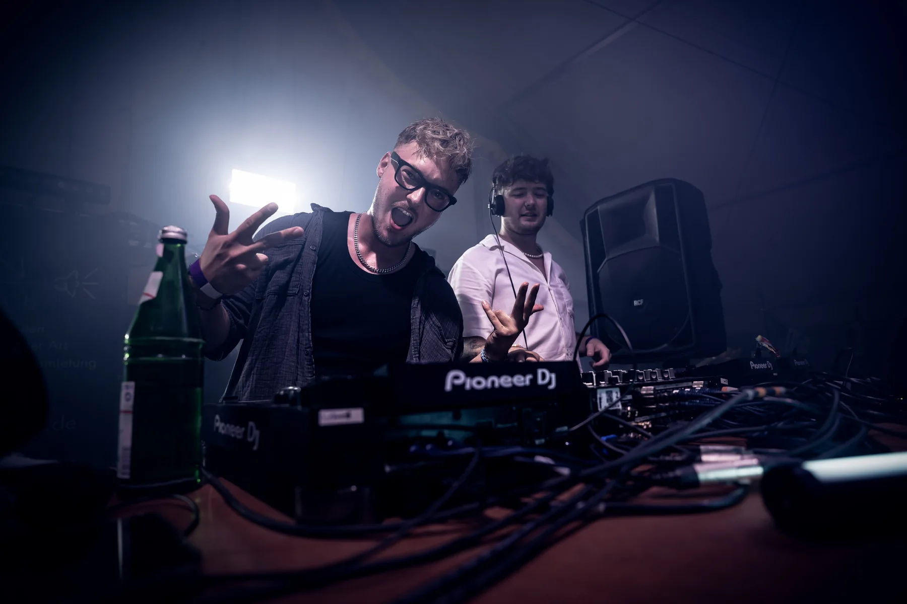 DJ-Team bei der Arbeit mit professioneller DJ-Technik
